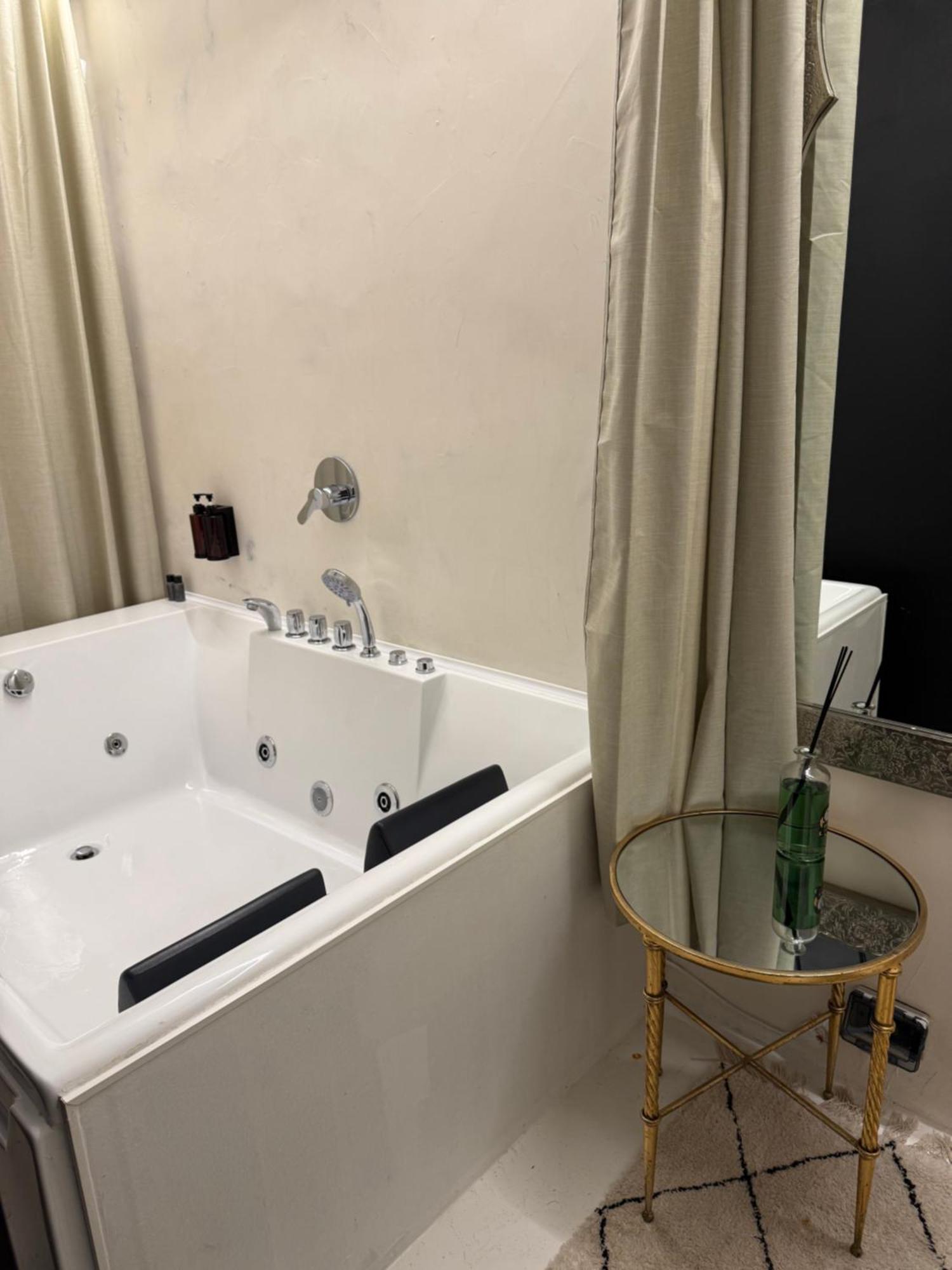 Les Chambres De Amelie B&B Bologna Bagian luar foto